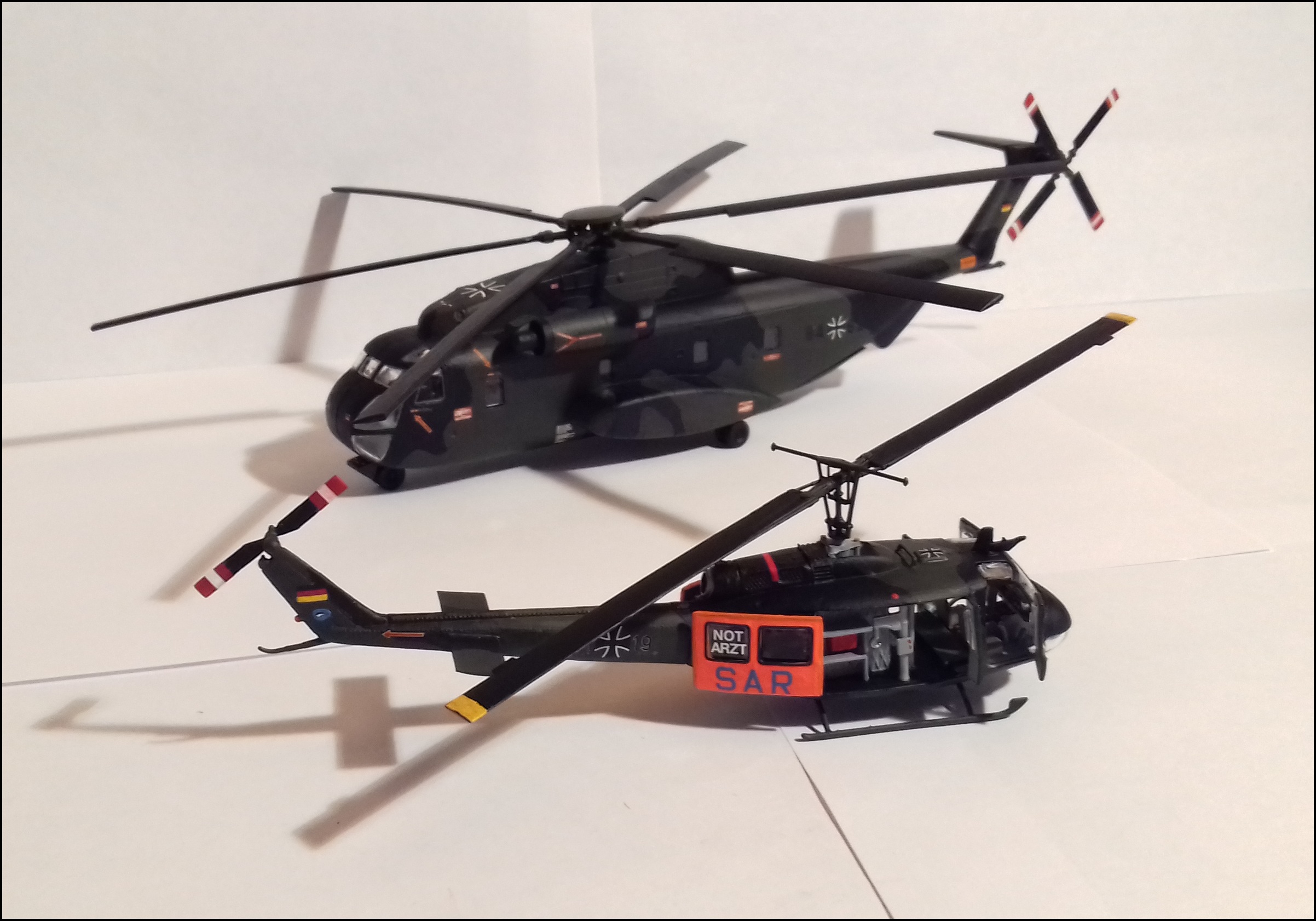 CH-53 und Bell UH-1D.jpg