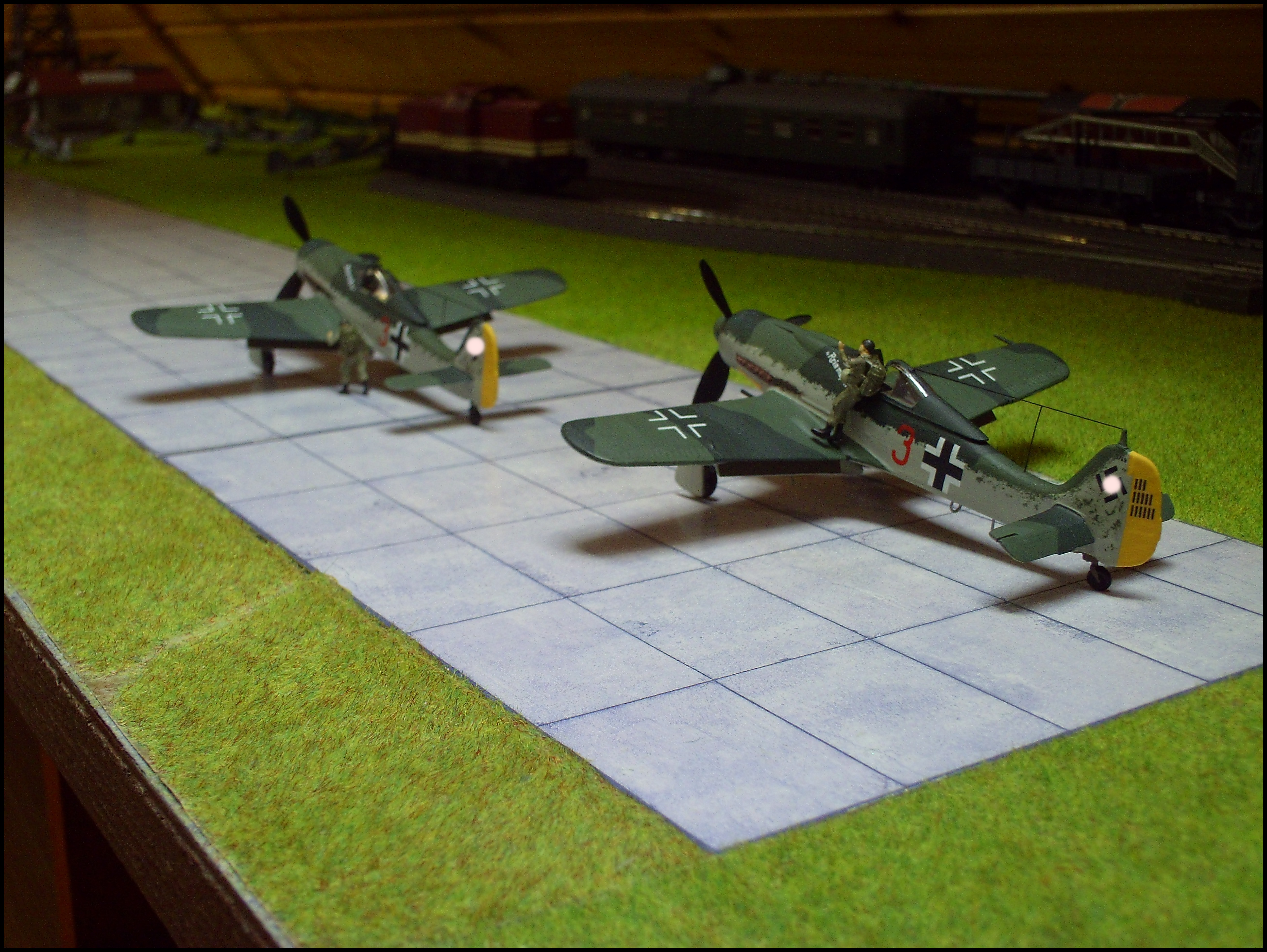 Zwei Fw 190 D-9 Flugplatz 1.JPG