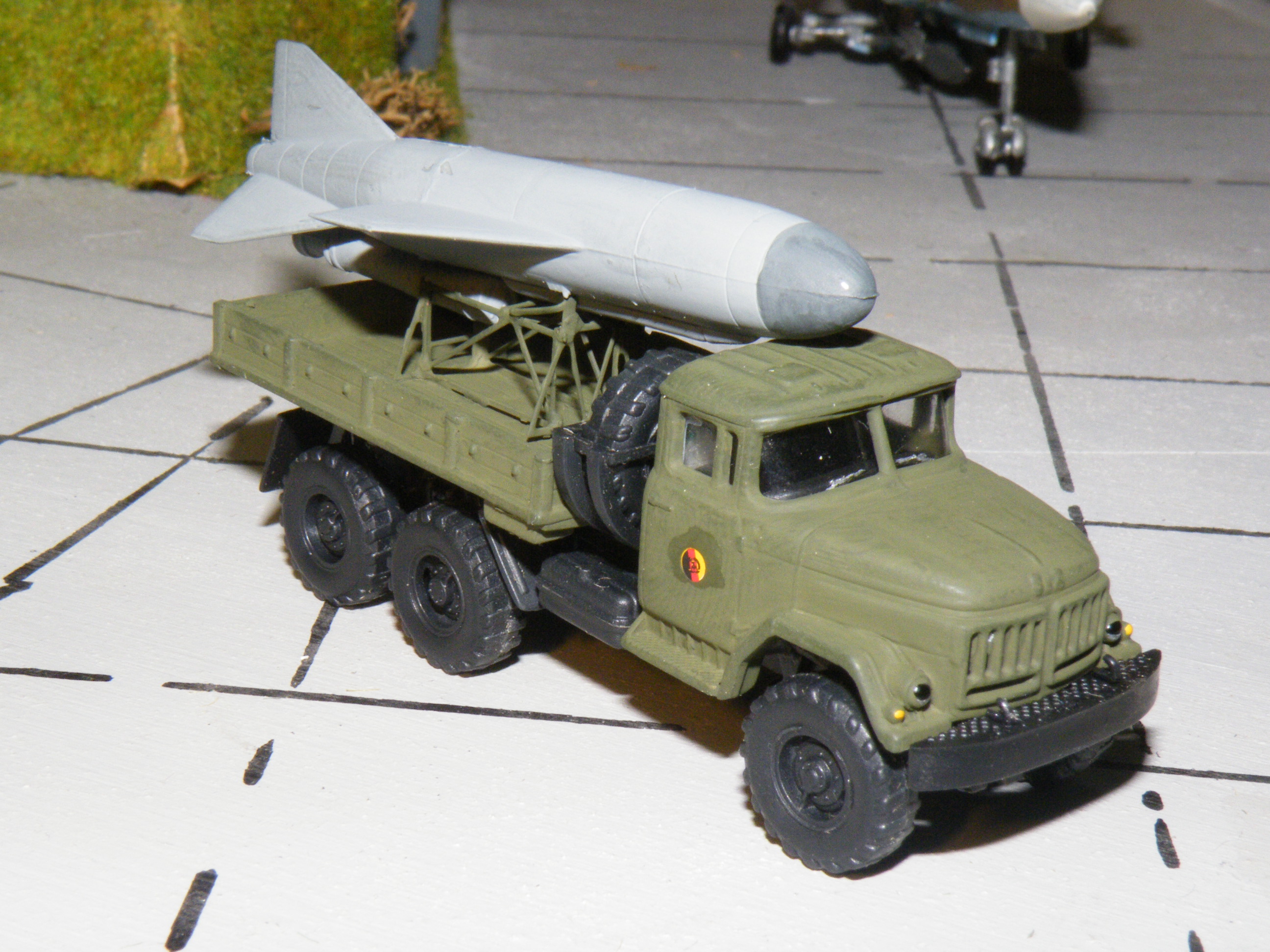 Raketen-Transport-Fahrzeug auf ZIL 131 der Volksmarine zur raketen-technischen Versorgung der Raketenschnellboote Typ Shershen 205 (OSA 1)