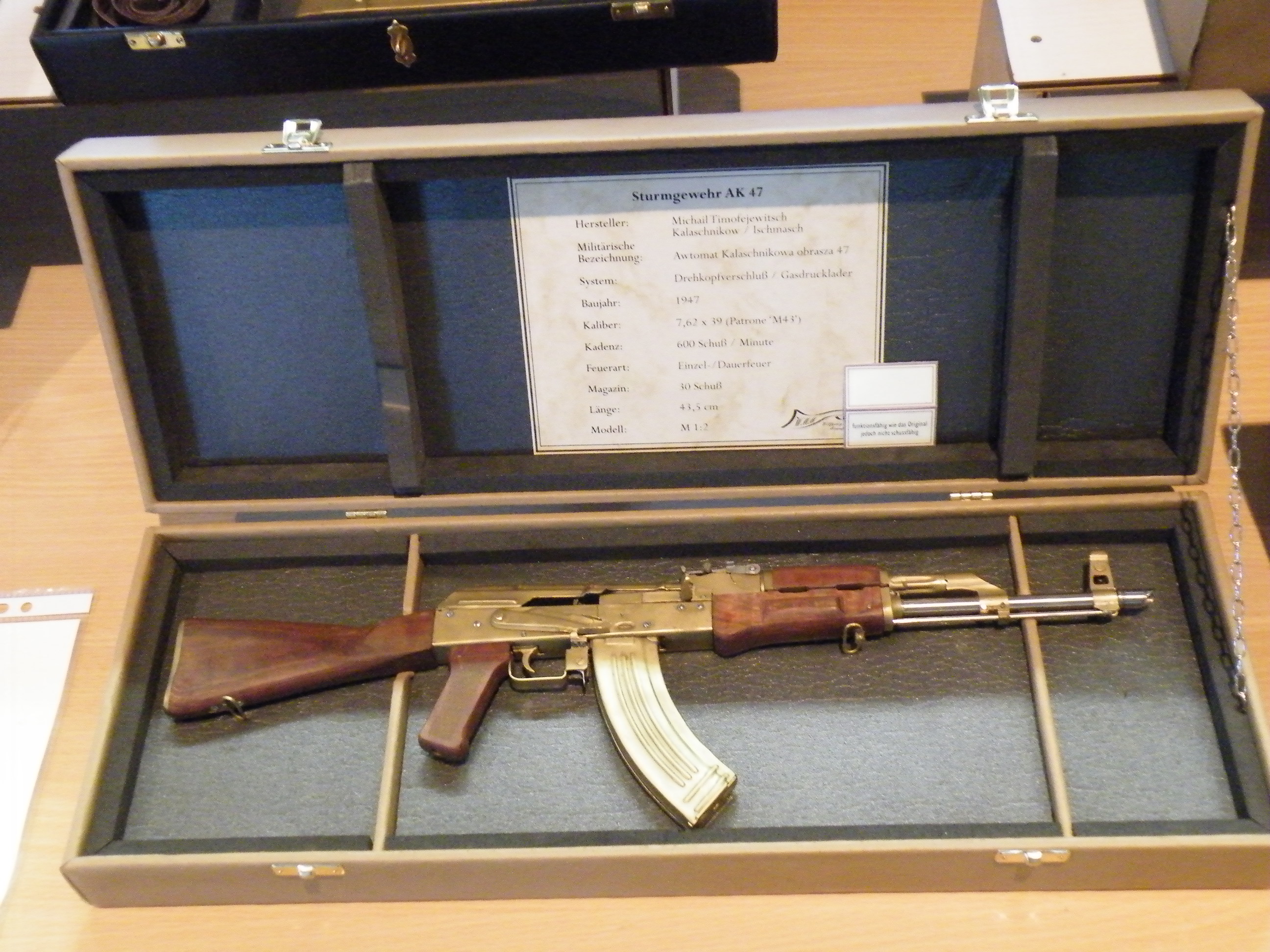 Eine AK Molellwaffe in Handarbeit gefertigt