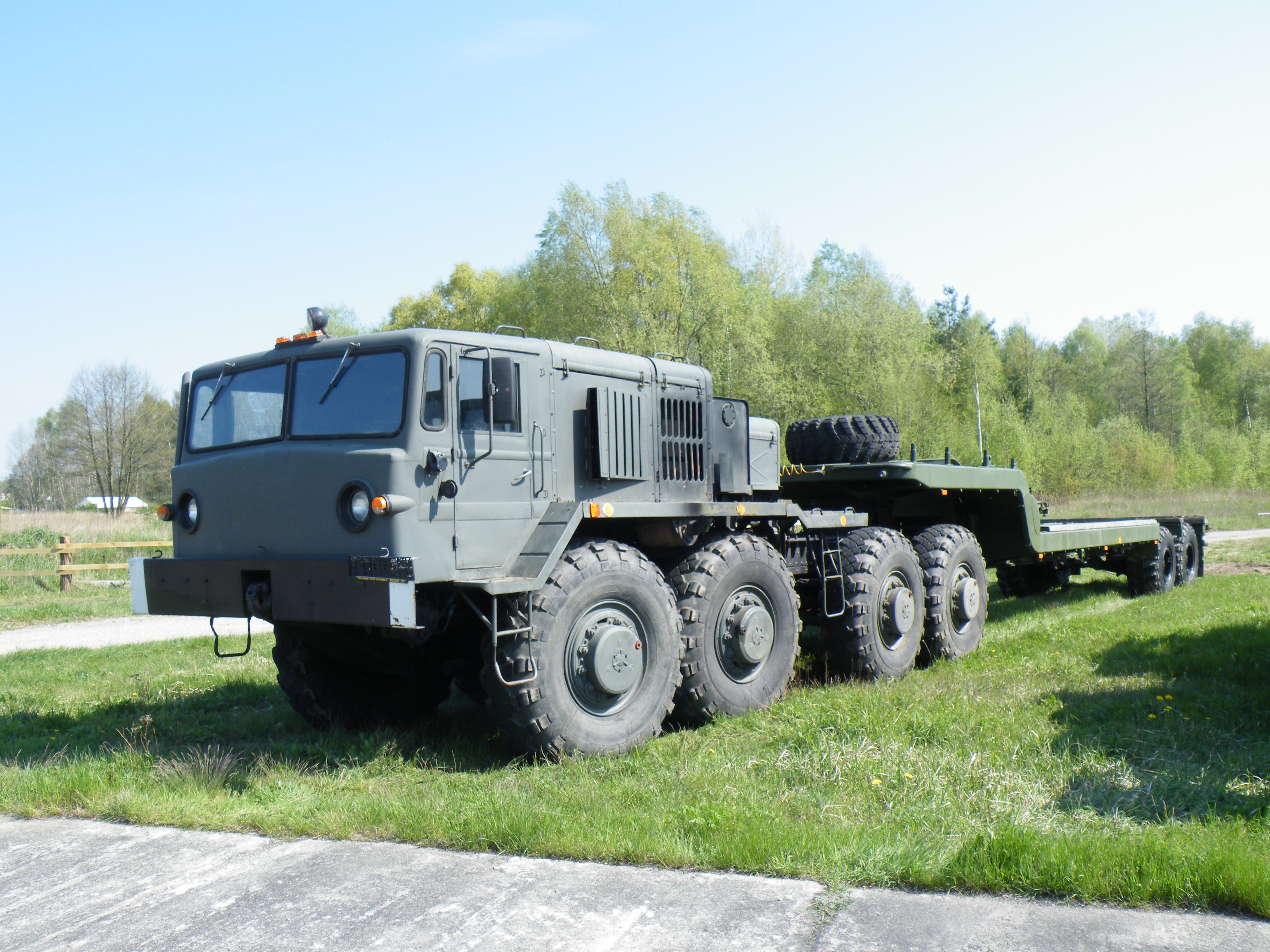 Sattelzugmaschine MAZ 537G für den Panzertransport vorgesehen